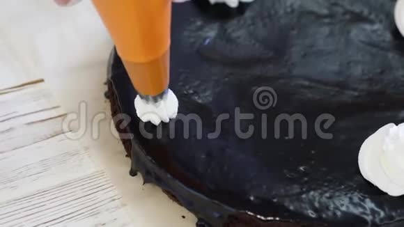 蛋糕上有奶油星图案视频的预览图
