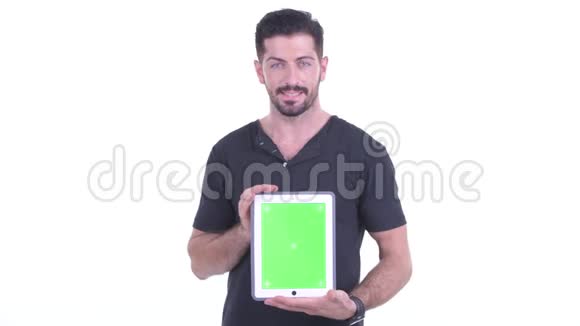 快乐的年轻英俊的留胡子男人在讲数字平板电脑视频的预览图