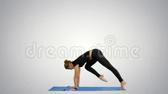 年轻漂亮的瑜伽摆姿势伸展身体在白色背景下练习瑜伽视频的预览图