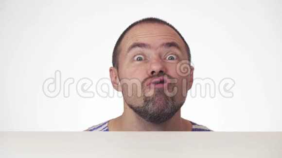一个留着胡子的滑稽男人在白色背景的股票录像中表现出情感视频的预览图