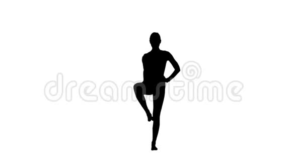 站在瑜伽体位上的运动女孩utthitahastaPadangustasana伸出手到大脚趾瑜伽姿势伸出手视频的预览图