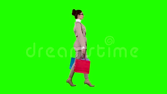女孩去商店购物绿色屏幕慢动作视频的预览图