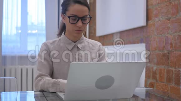 西班牙裔妇女在工作时咳嗽感染视频的预览图