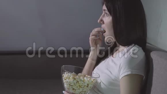 晚上独自一个小女孩带着爆米花看电影视频的预览图