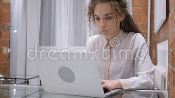 成熟女性办公室笔记本电脑在线工作头脑风暴视频的预览图