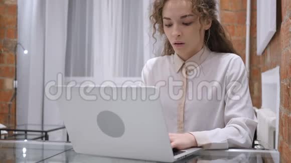 有压力和头痛的女性在笔记本电脑上工作视频的预览图
