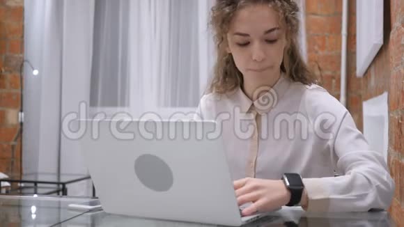 女性使用智能手表浏览电子邮件和信息视频的预览图