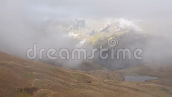 迈尔山从古里关拍摄缓缓飘云过山链时光流逝Svaneti上Mestia附近视频的预览图