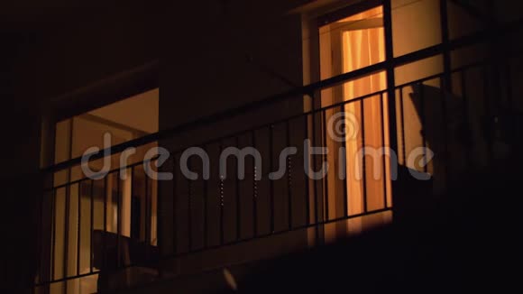 夜间敞开的住宅阳台视频的预览图