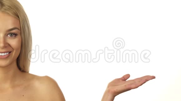 赤裸的女孩举起张开的手掌视频的预览图