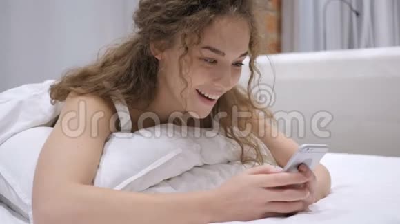 床上美女在线视频聊天视频的预览图