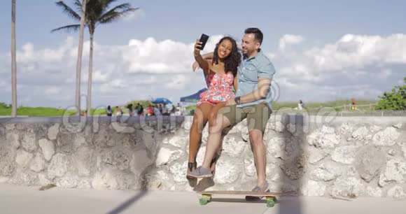 兴奋的夫妇在海滨自拍视频的预览图