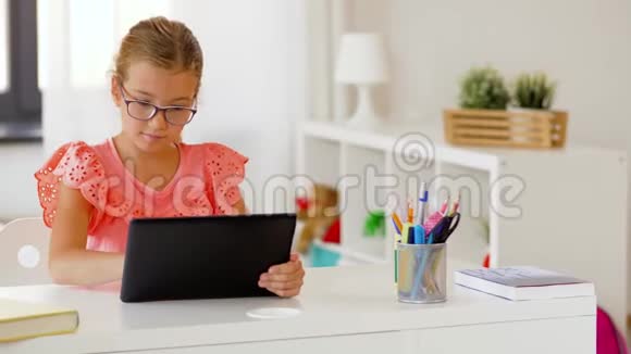 学生女孩在家使用平板电脑视频的预览图