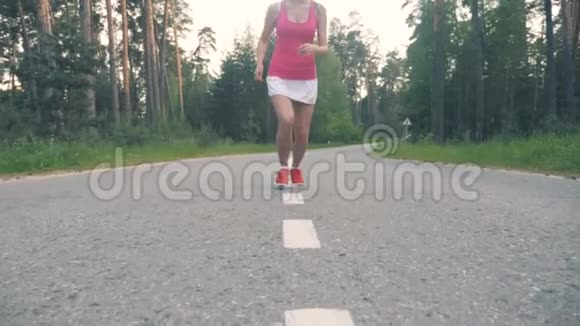 年轻迷人的女士在慢跑锻炼蒸汽机慢动作视频的预览图