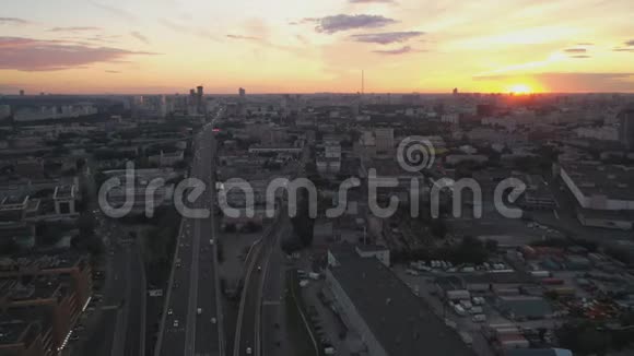 大都会的房屋和街道的空中景色视频的预览图