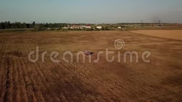 橙色汽车的夏季航空无人机POV在麦田附近开车视频的预览图