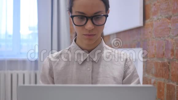 令人震惊的西班牙裔妇女因笔记本电脑更新而心烦意乱视频的预览图