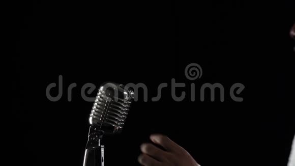 非裔美国人黑暗来到麦克风在录音室唱歌黑色背景慢动作视频的预览图