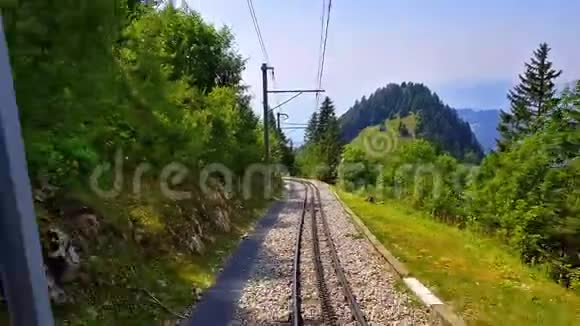 乘坐齿轮铁路前往瑞士罗歇斯德纳伊视频的预览图