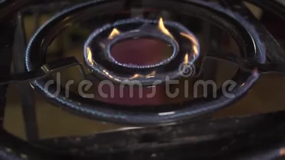 圆形煤气滚刀燃烧蓝火和锅在厨房炉子上烹饪食物烹饪关闭燃气燃烧器的蓝色火焰视频的预览图