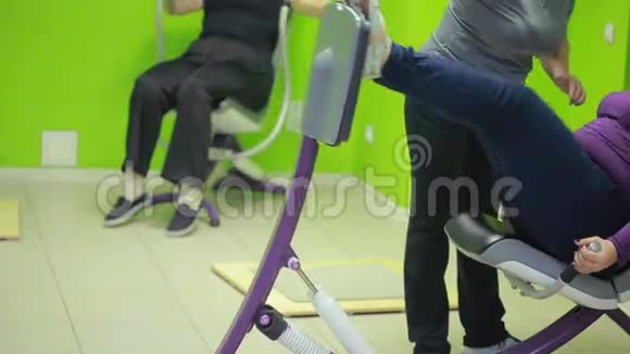 老年妇女使用模拟器健身视频的预览图