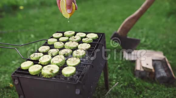 厨师用青葱酱和西葫芦在热烤架上做素食烧烤然后用柠檬汁挤在上面视频的预览图