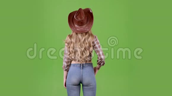 牛仔女孩站在她的背后转身问好绿色屏幕视频的预览图