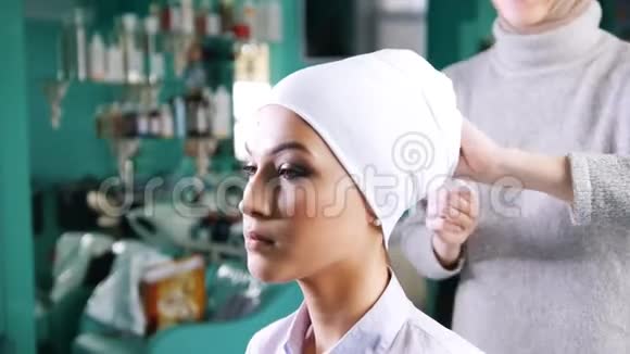 把伊斯兰婚礼头巾绑在漂亮模特身上的女人视频的预览图