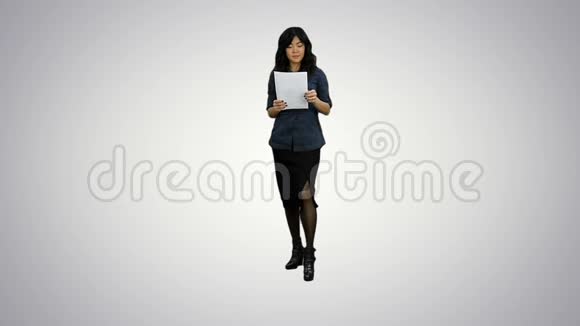 愤怒的年轻女商人在白色背景下撕纸视频的预览图