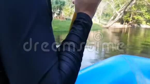 一个人坐在橡皮艇上在河上划桨视频的预览图