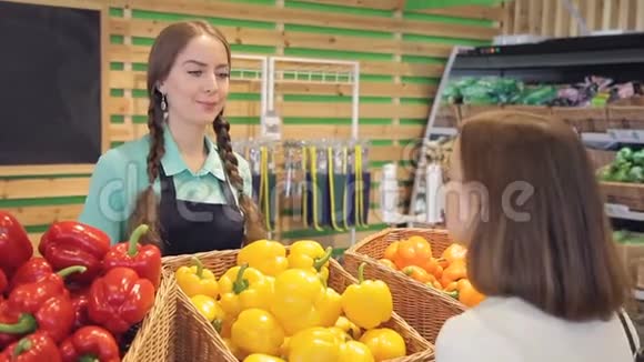 卖方与买方沟通在蔬菜店谈产品视频的预览图