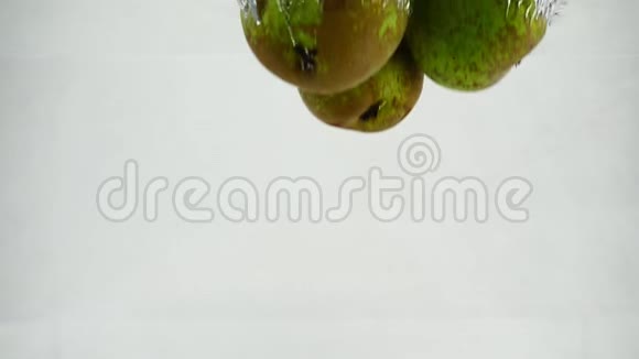 会议梨用气泡浸入水中梨在白色孤立的背景上缓慢运动视频的预览图