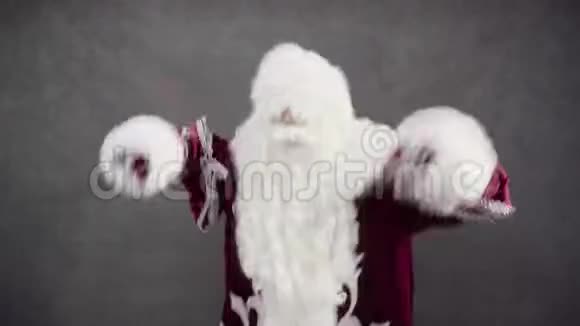 疯狂的圣诞老人跳舞丢了帽子视频的预览图