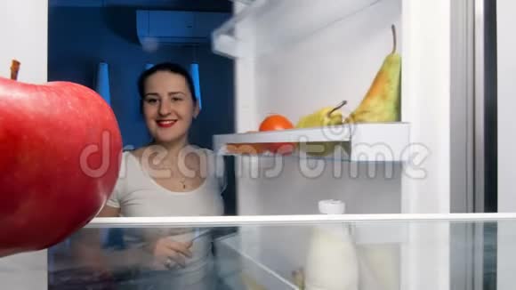 从冰箱里取出和吃红苹果的4k镜头视频的预览图