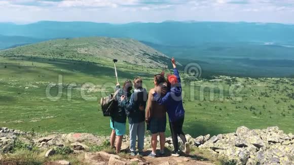 一群朋友游客在山顶上休息视频的预览图