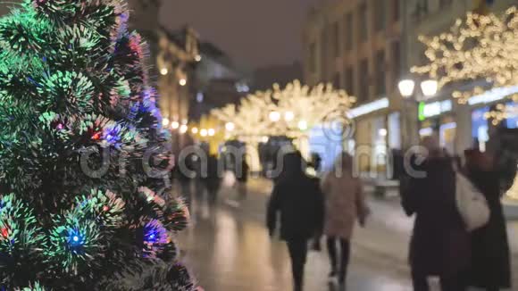 乌拉申纳亚圣诞树特写在背景下人们正走着喜庆的气氛视频的预览图