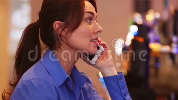 成熟的女人在电话里视频的预览图