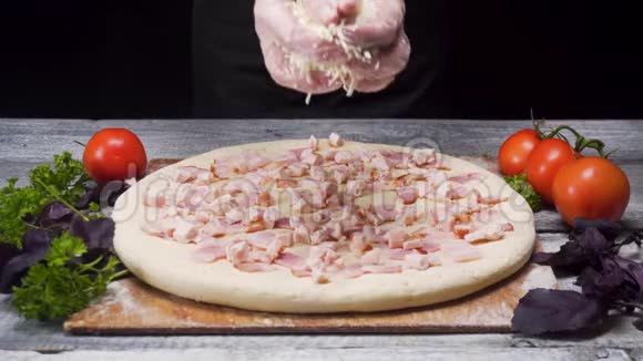 在准备披萨的时候用手套上厨师的手用新鲜的蔬菜放在木板上食品店的概念框架视频的预览图