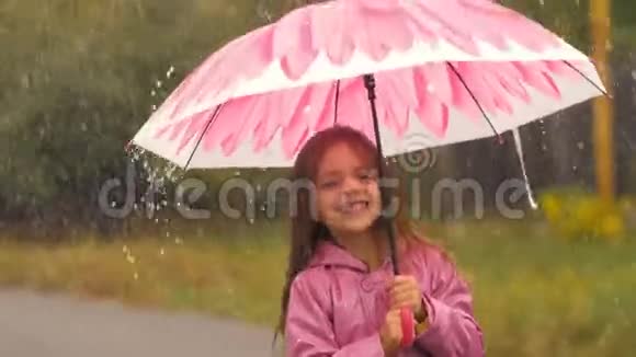 带着雨伞在雨中跳舞的小女孩视频的预览图