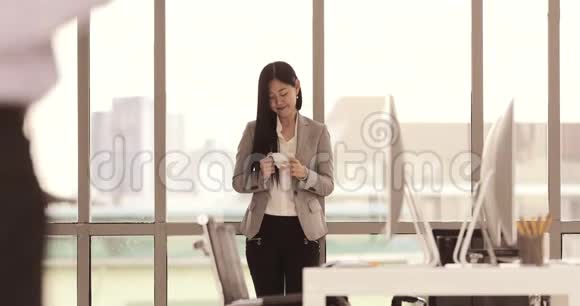 亚洲女人拿着咖啡杯视频的预览图