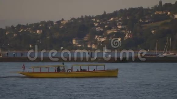 湖里的船视频的预览图