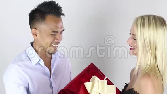 圣诞节给女友送礼物的年轻人视频的预览图