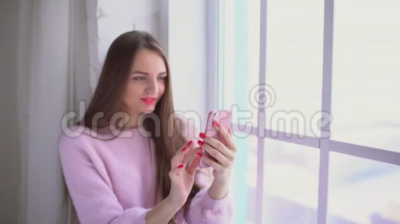 快乐年轻的女人使用智能手机时髦的女孩用手机浏览社交网络女士在线交流视频的预览图