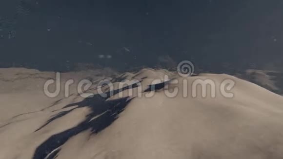 在雾蒙蒙的天气条件下飞越岩石山脉视频的预览图