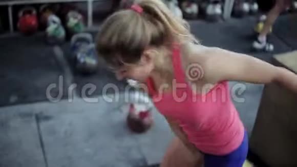 健身房里的女孩用水壶做健身运动视频的预览图
