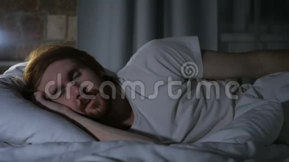 红发胡子男早上起床睡觉视频的预览图