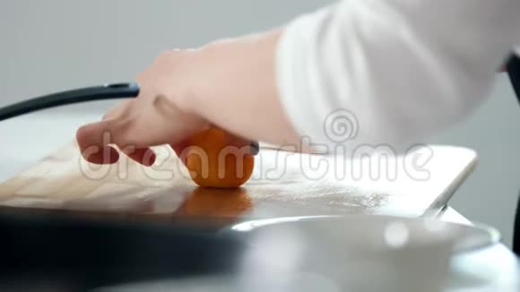 女人的手在木板上切杏视频的预览图
