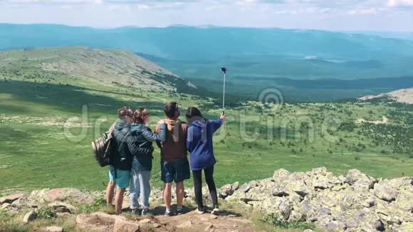 一群朋友游客在山顶上休息视频的预览图