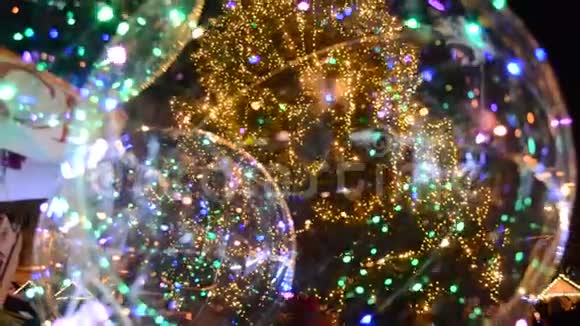 圣诞树背景上彩色气球我视频的预览图