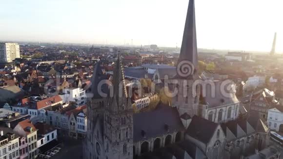 在中世纪教堂上空飞行的无人机视频的预览图